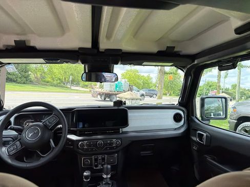 Used 2024 Jeep Gladiator Sport AWD/4WD image 12