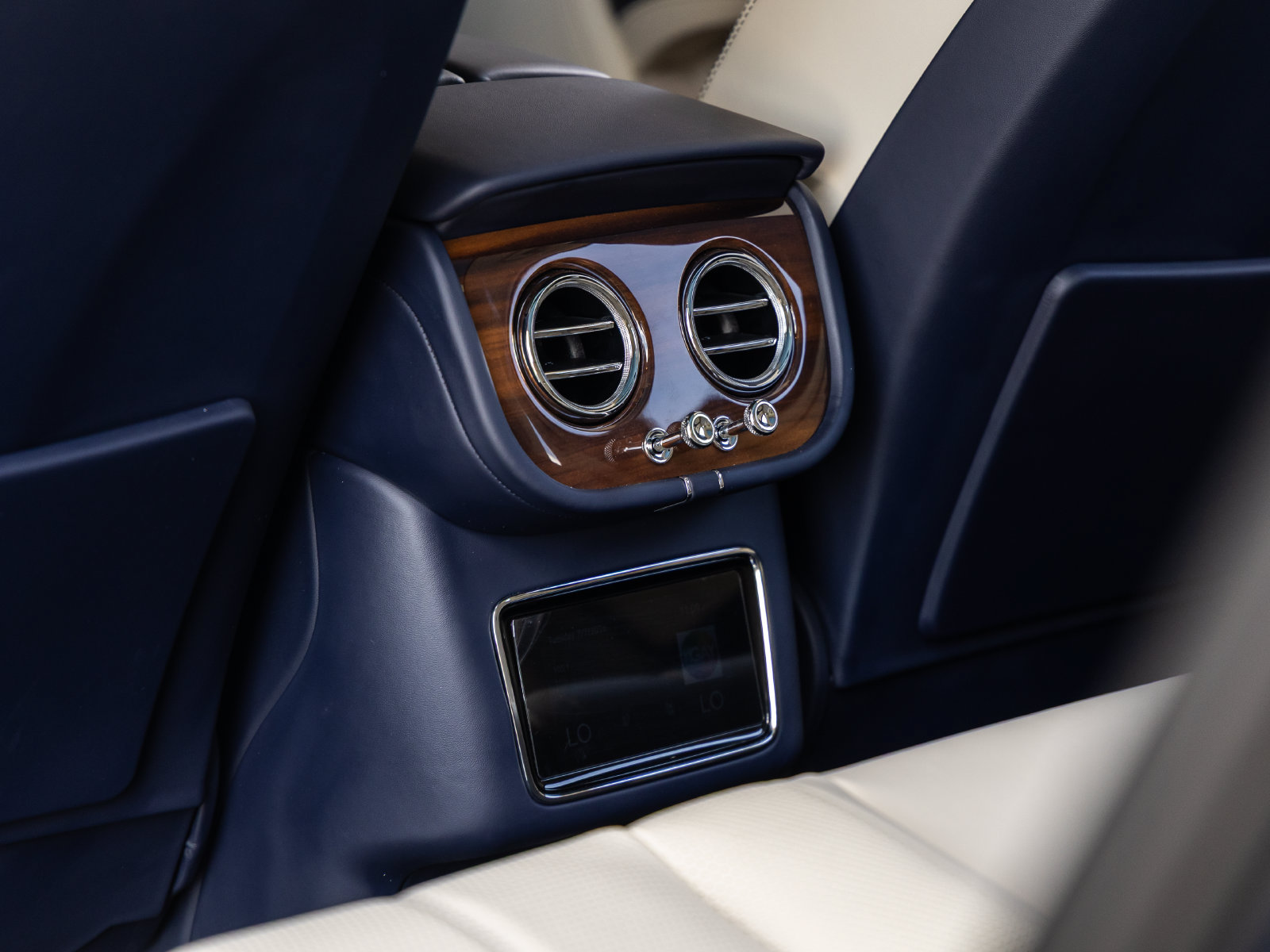 Used 2023 Bentley Bentayga AWD/4WD image 42