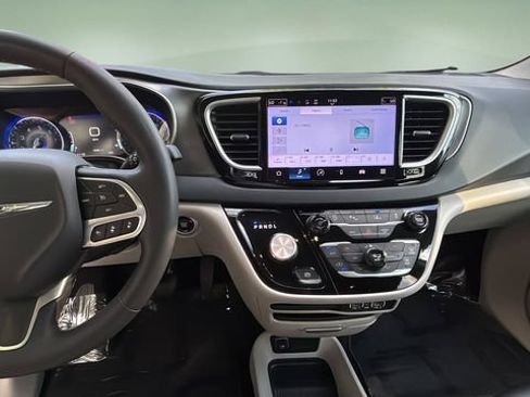 Used 2024 Chrysler Pacifica Touring-L FWD image 11