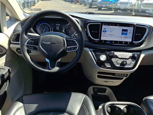 Used 2023 Chrysler Pacifica Touring-L FWD image 12