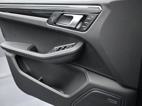 Certified 2025 Porsche Macan w/ Premium Package Plus AWD/4WD image 24