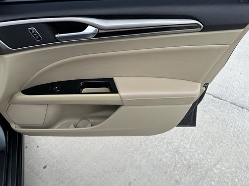 Used 2015 Ford Fusion SE w/ Equipment Group 202A FWD image 4