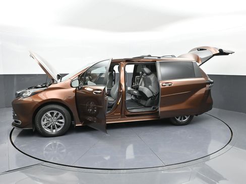 Used 2023 Toyota Sienna XLE image 43
