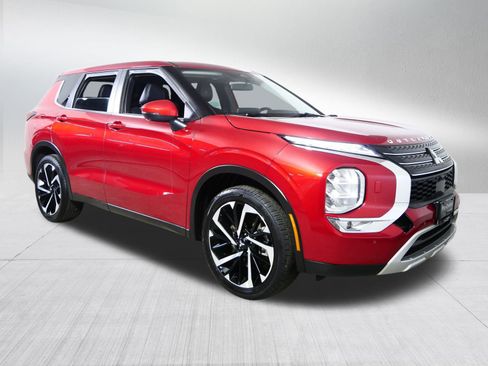 Used 2023 Mitsubishi Outlander SE image 1