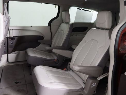 Used 2017 Chrysler Pacifica Touring-L Plus image 17