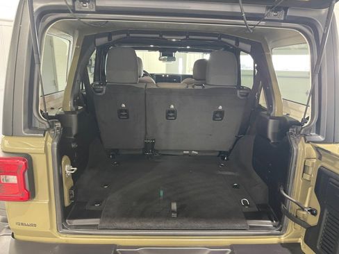 Used 2025 Jeep Wrangler Unlimited Rubicon image 17