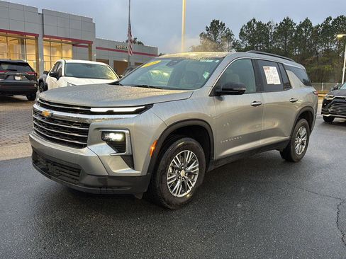 Used 2025 Chevrolet Traverse LT image 1