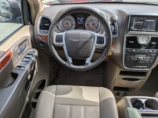 Used 2015 Chrysler Town & Country Touring FWD image 20