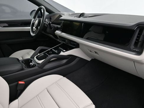 Used 2025 Porsche Cayenne Coupe image 14