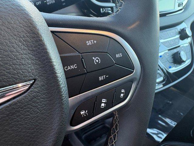 Used 2025 Chrysler Pacifica Select FWD image 21