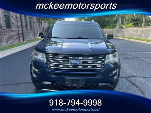Used 2017 Ford Explorer XLT w/ Equipment Group 202A AWD/4WD image 4
