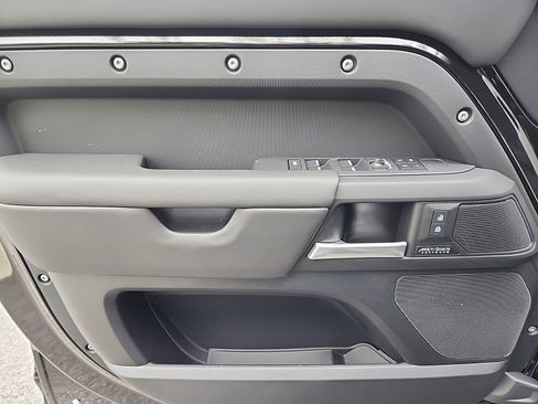 New 2025 Land Rover Defender 110 X-Dynamic SE image 22