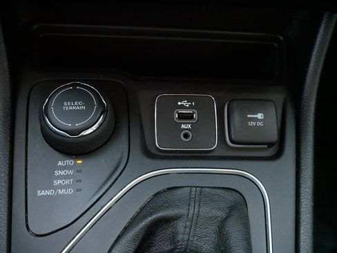 Used 2021 Jeep Cherokee Latitude Lux w/ Comfort/Convenience Group image 27