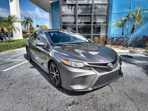 Used 2018 Toyota Camry SE image 2