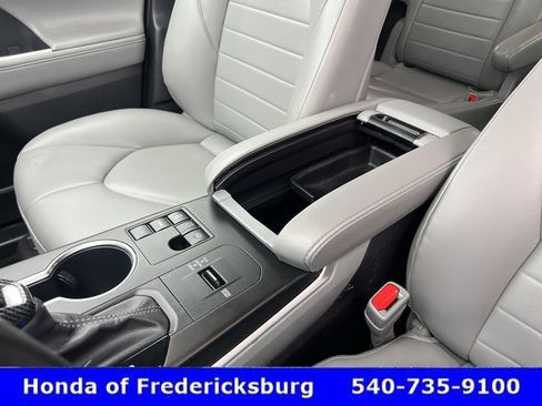 Used 2023 Toyota Highlander XLE FWD image 24