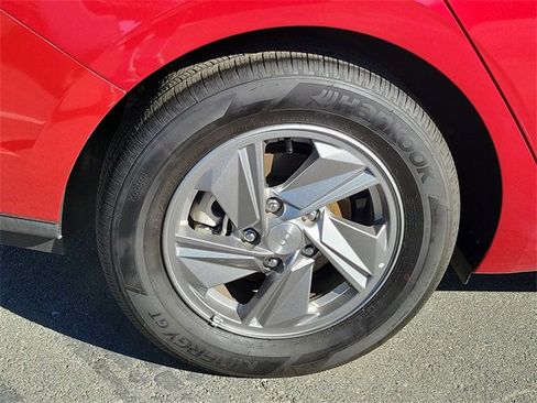 Used 2025 Hyundai Elantra SE image 24