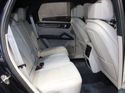 Used 2023 Porsche Cayenne Platinum Edition image 44