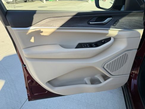 Used 2025 Jeep Grand Cherokee L Limited w/ Luxury Tech Group II image 18