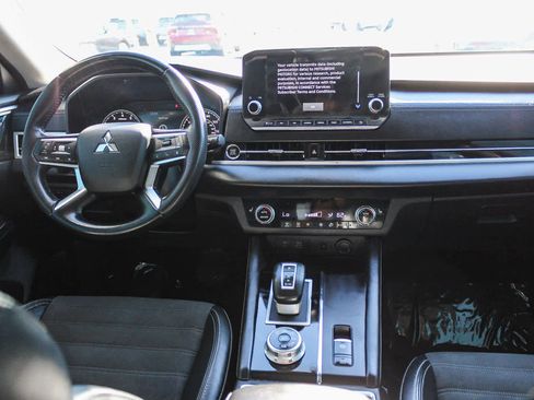 Used 2022 Mitsubishi Outlander SE image 12