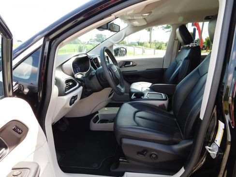 Used 2024 Chrysler Pacifica Touring-L FWD image 16