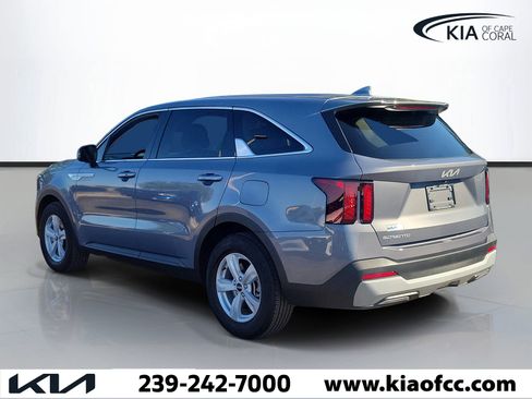 Used 2024 Kia Sorento LX FWD image 4