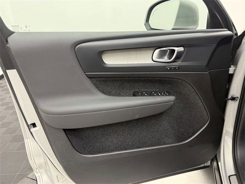 Certified 2025 Volvo XC40 B5 Plus image 10