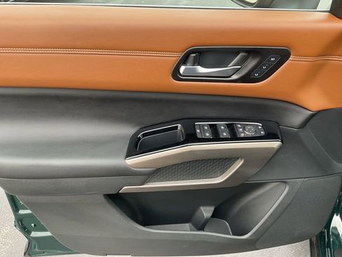 Used 2023 Nissan Pathfinder Platinum image 11