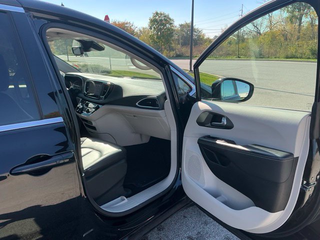 Used 2024 Chrysler Pacifica Limited FWD image 17