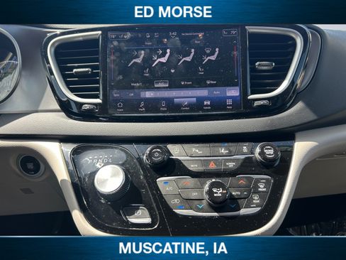 Used 2023 Chrysler Pacifica Touring-L FWD image 11