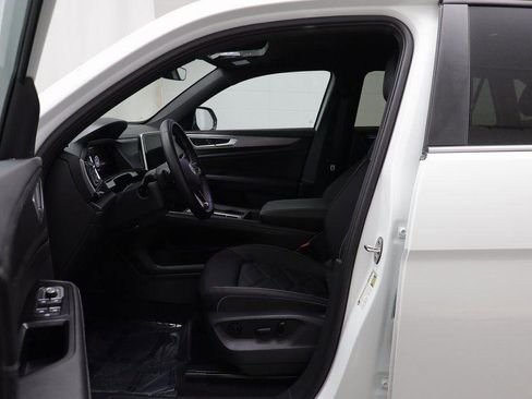 Used 2025 Volkswagen Atlas Cross Sport SE image 5