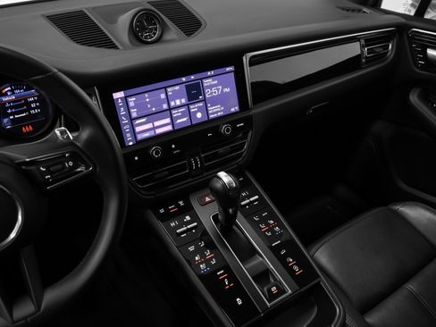 Certified 2024 Porsche Macan image 31