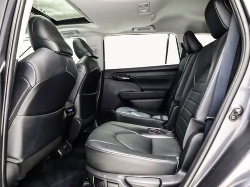 Used 2021 Toyota Highlander XLE image 29