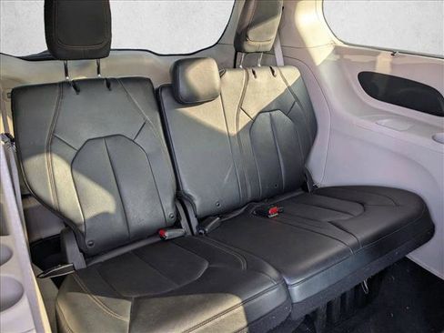 Used 2020 Chrysler Pacifica Touring-L image 19