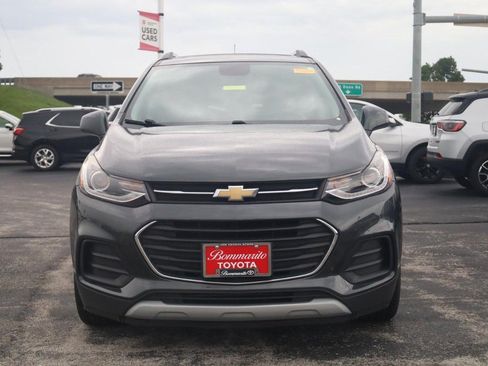 Used 2020 Chevrolet Trax LT w/ Sun & Sound Package FWD image 3
