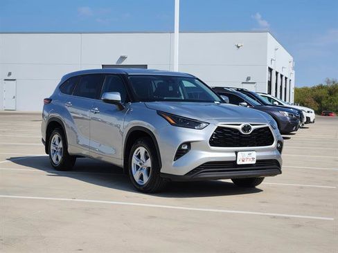 Used 2024 Toyota Highlander LE image 2