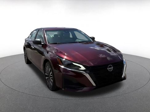 Used 2025 Nissan Altima 2.5 SV FWD image 3