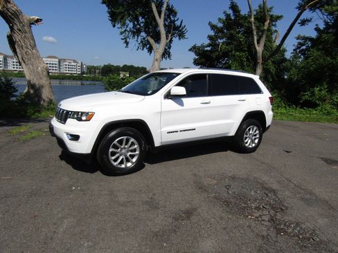 Used 2021 Jeep Grand Cherokee Laredo AWD/4WD image 2