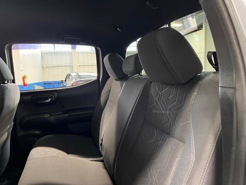 Used 2017 Toyota Tacoma TRD Sport AWD/4WD image 18