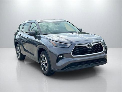 Certified 2025 Toyota Highlander XLE FWD image 3