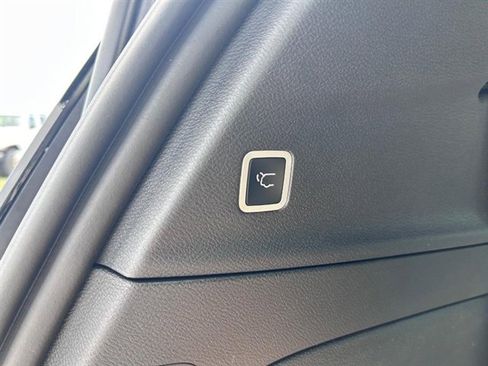 Used 2025 Chrysler Pacifica Select w/ Fav Edition Package image 7