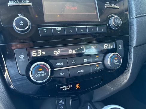 Used 2017 Nissan Rogue SV FWD image 22