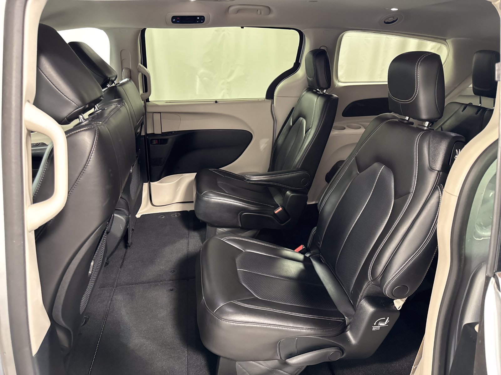 Used 2023 Chrysler Pacifica Touring-L FWD image 5
