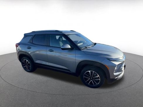 Used 2025 Chevrolet TrailBlazer LT image 2