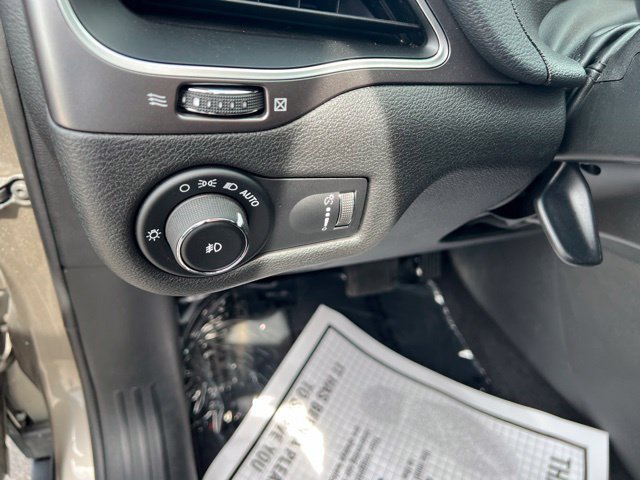 Used 2019 Jeep Cherokee Latitude w/ Cold Weather Group AWD/4WD image 20