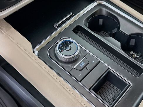 Used 2023 Ford Expedition XLT image 18