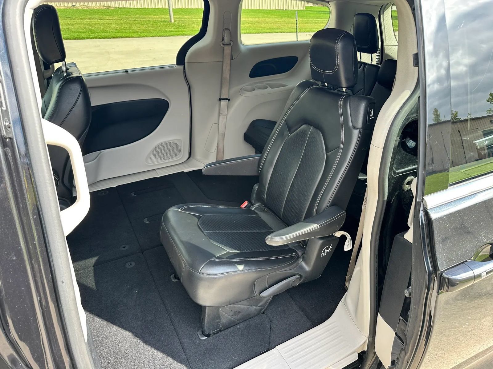 Used 2020 Chrysler Voyager Lxi FWD image 15