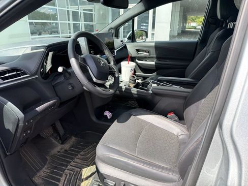Used 2025 Toyota Sienna Limited FWD image 3