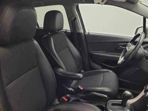 Used 2021 Chevrolet Trax LT w/ LT Convenience Package image 21