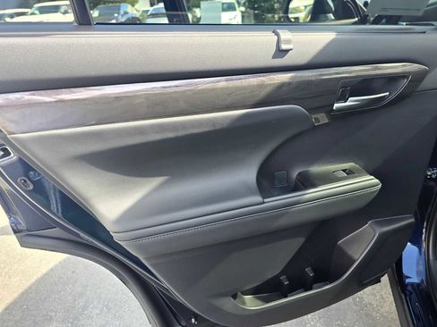 New 2026 Toyota Highlander Platinum image 19