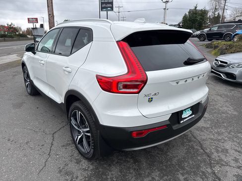 Used 2019 Volvo XC40 T5 Momentum image 3